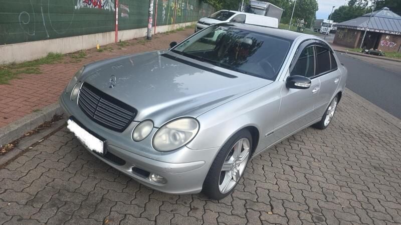 Silber Gebraucht 2004 Mercedes E220 Limousine | 3.000 € (Superpreis) - Bild 1/4