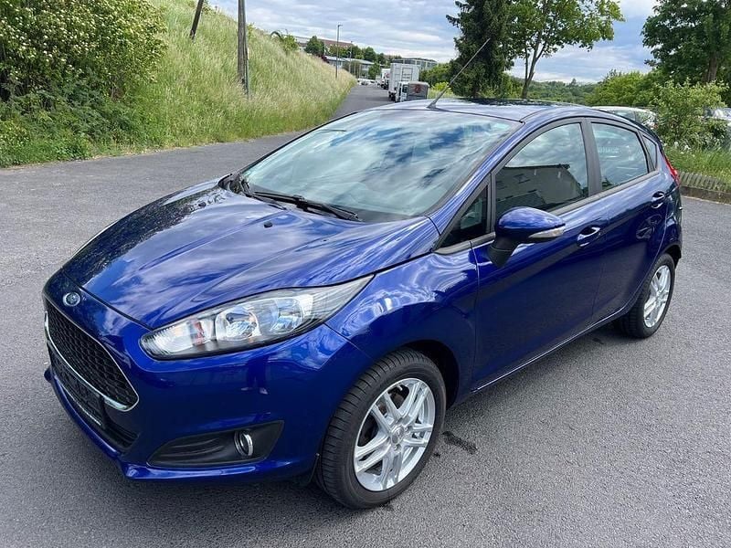Blau Gebraucht 2017 Ford Fiesta Celebration Kleinwagen | 4.900 € (Guter Preis) - Bild 1/4