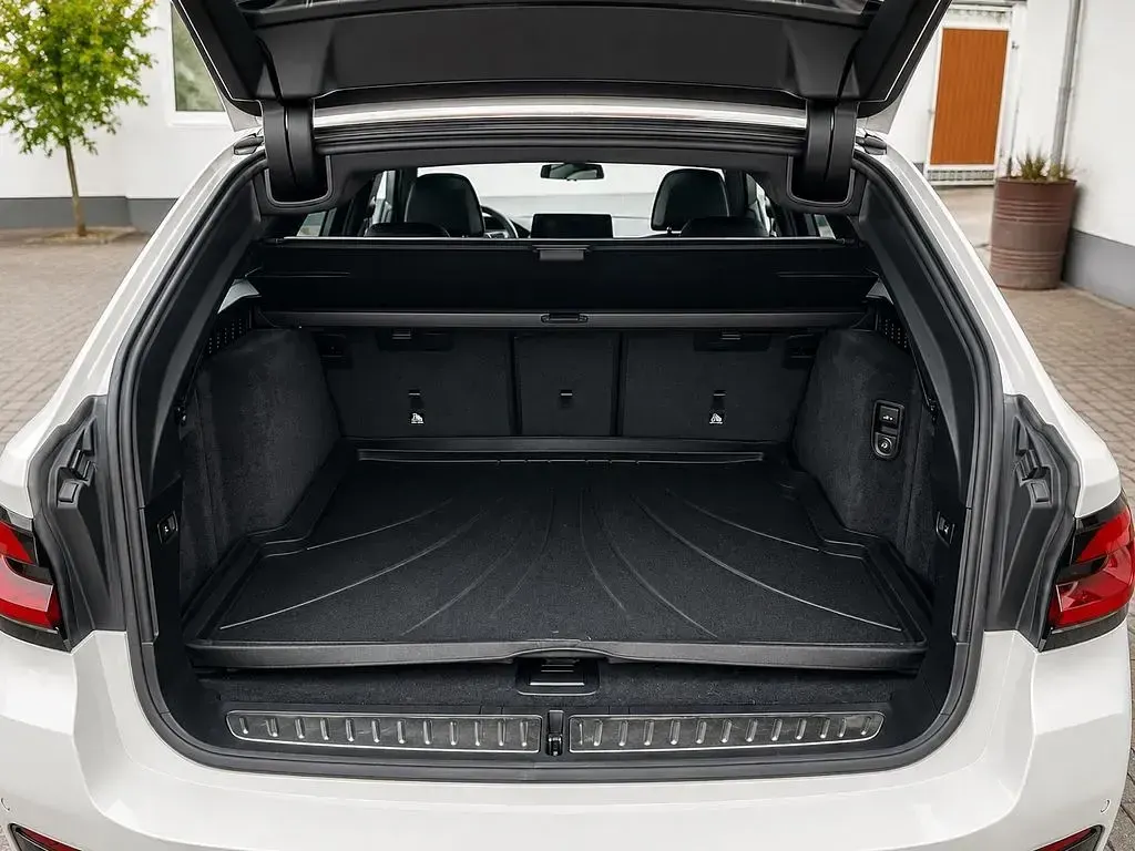 Gebraucht BMW 530 M Sport 252 PS (185 kW) 2023 Weiß Kombi