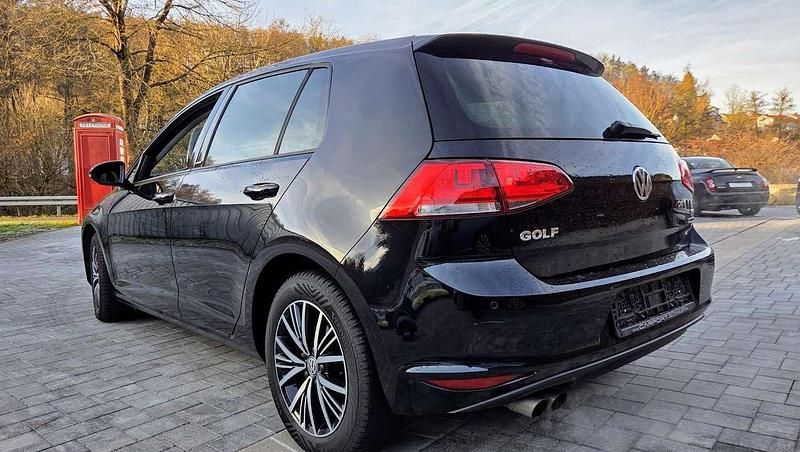Gebraucht VW Golf VII Allstar 125 PS (91 kW) 2016 Deep black perleffekt Kleinwagen