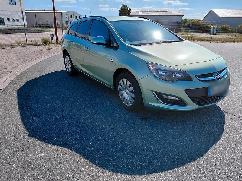 Grün Gebraucht 2013 Opel Astra Kombi | 2.500 € (Guter Preis) - Bild 1/4