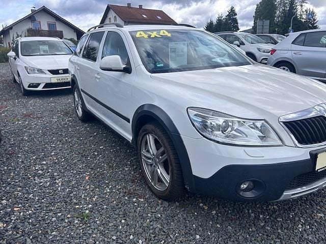 Weiß Gebraucht 2012 Skoda Octavia Scout Scout 4x4 Kombi | 6.665 € (Superpreis) - Bild 1/4