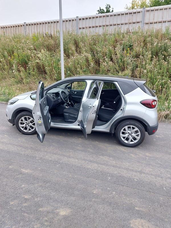 Grau Gebraucht 2020 Renault Captur Intens SUV | 11.650 € (Superpreis) - Bild 1/4