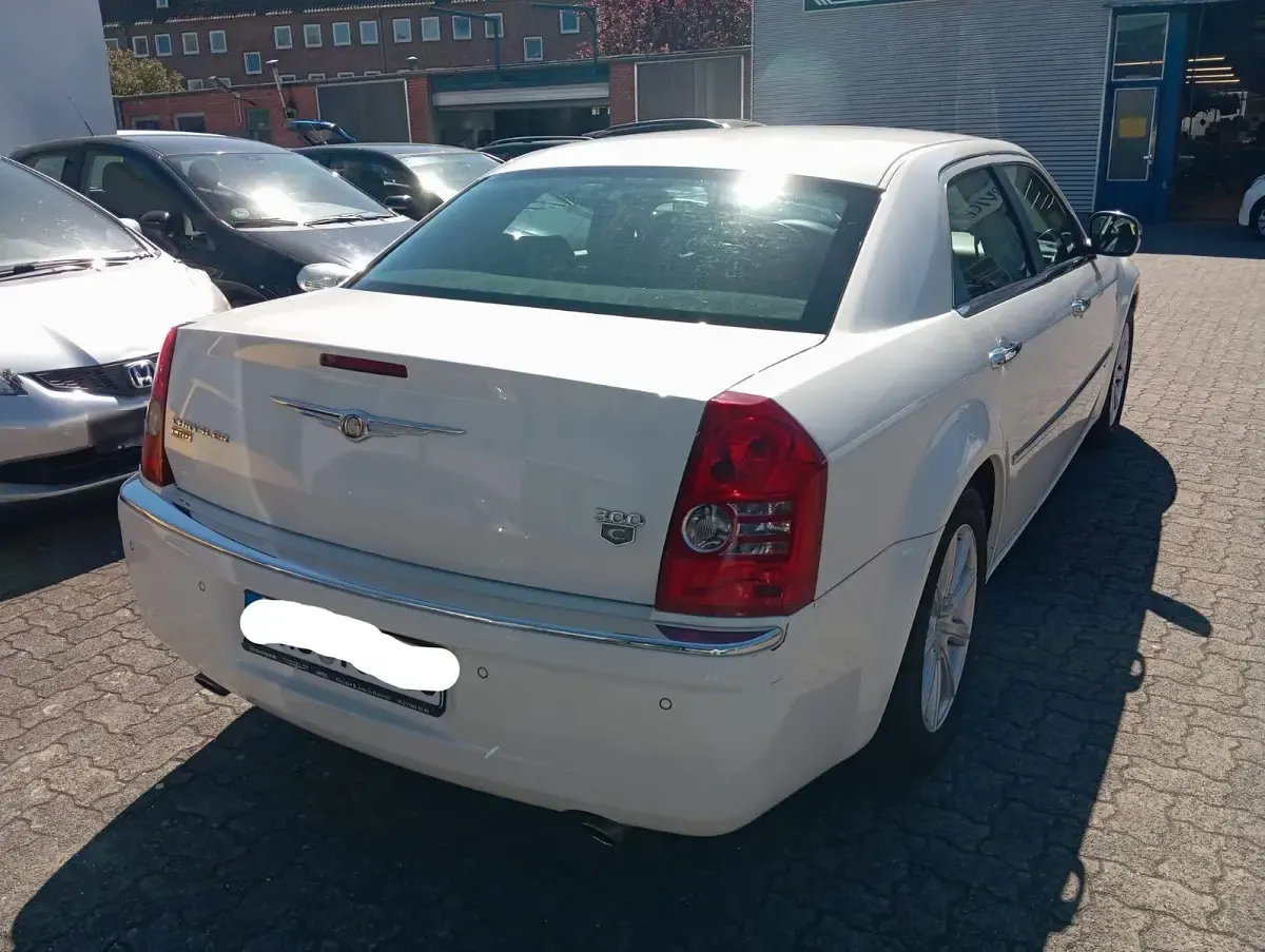 Begagnad Chrysler 300C 218 HK (160 kW) 2010 Vit Sedan