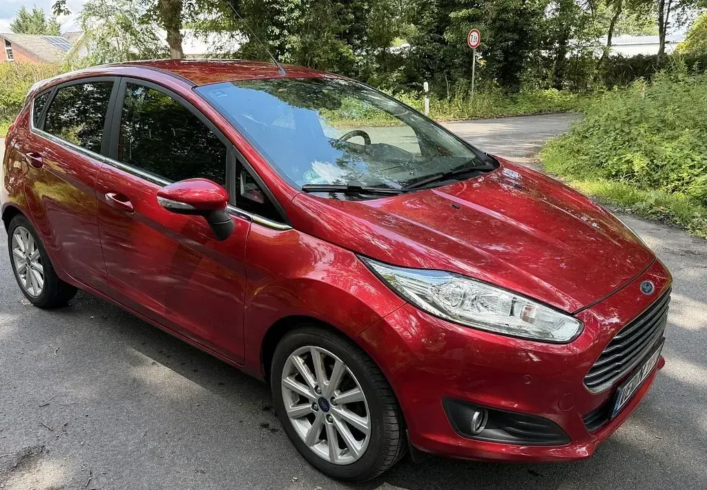Gebraucht Ford Fiesta Titanium 95 PS (69 kW) 2017 Rot Kleinwagen