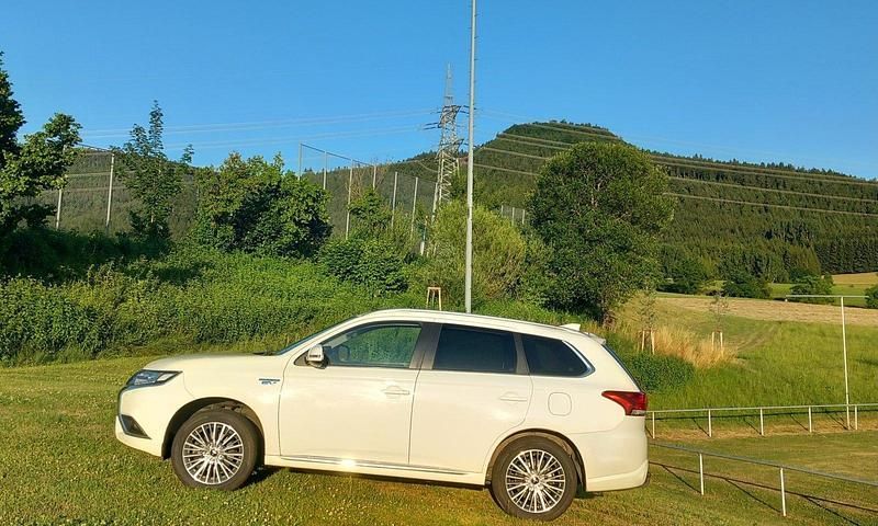 Weiß Gebraucht 2019 Mitsubishi Outlander P-HEV SUV | 19.500 € (Fairer Preis) - Bild 1/4