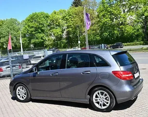 Używany Mercedes B200 156 KM (114 kW) 2012 Szary Minivan