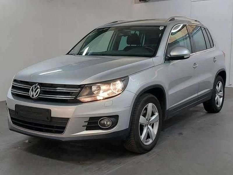 Reflexsilber (metallic) Gebraucht 2015 VW Tiguan Sport SUV | 14.000 € (Etwas zu teuer) - Bild 1/4