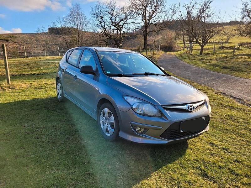 Gebraucht Hyundai i30 90 PS (66 kW) 2012 Grau Limousine