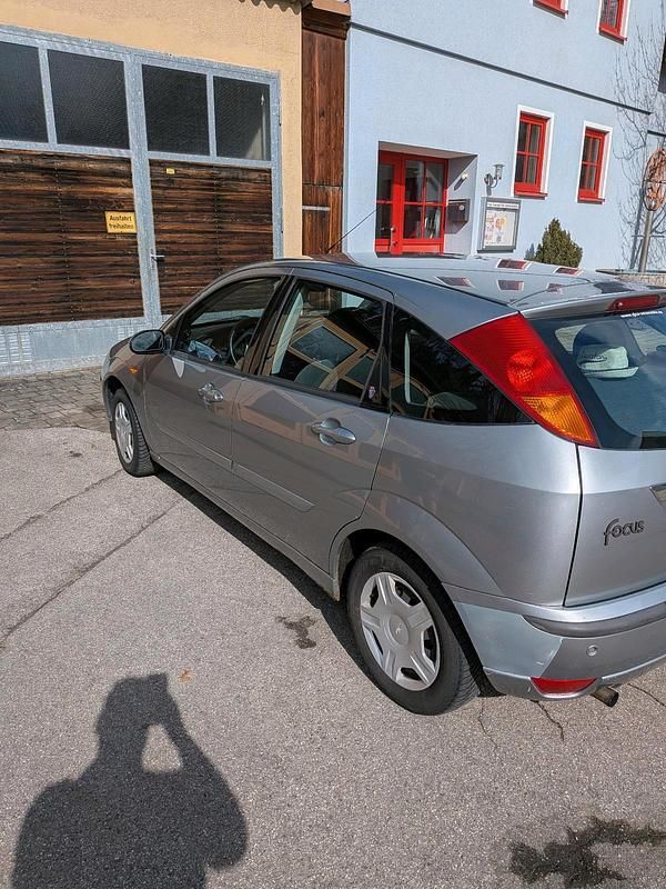 Gebraucht Ford Focus 100 PS (73 kW) 2002 Silber Kleinwagen