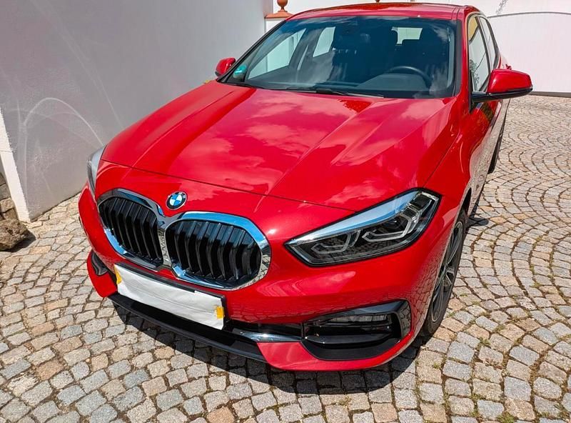 Rot Gebraucht 2023 BMW 118 Sport Line Kleinwagen | 23.500 € (Guter Preis) - Bild 1/4