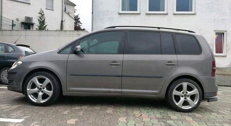 Grau Gebraucht 2008 VW Touran Trendline Van / Kleinbus | 2.980 € (Fairer Preis) - Bild 1/4