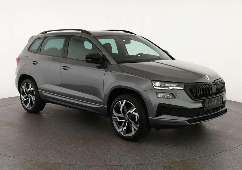 Graphite grau metallic Neu 2025 Skoda Karoq SportLine SUV | 41.595 € (Fairer Preis) - Bild 1/4