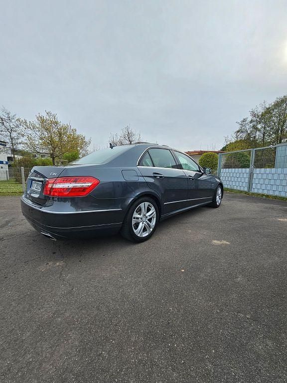 Gebraucht Mercedes E220 Avantgarde 170 PS (125 kW) 2011 Grau Limousine