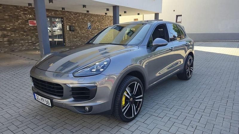 Grau Gebraucht 2016 Porsche Cayenne SUV | 36.499 € (Etwas zu teuer) - Bild 1/4