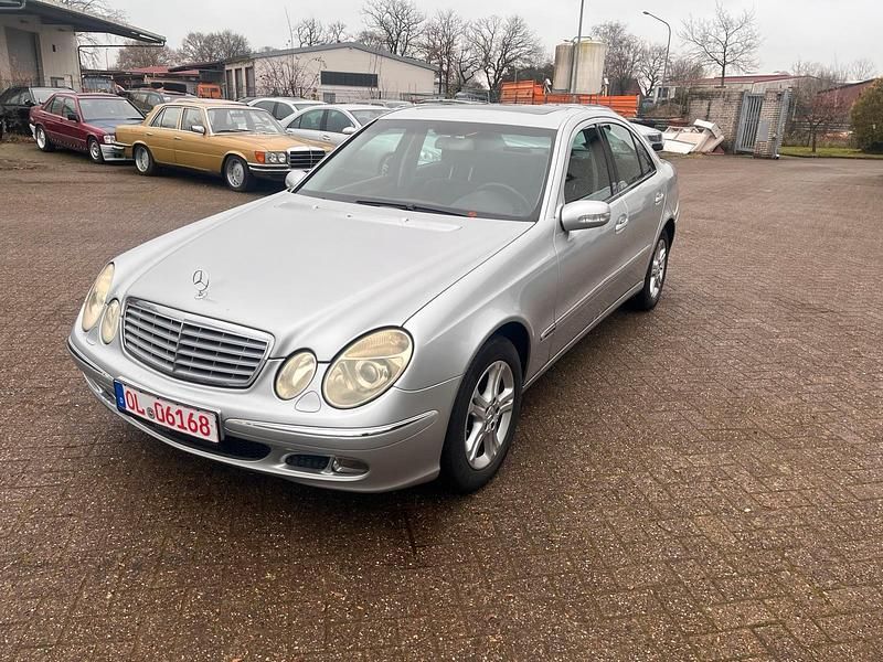 Silber Gebraucht 2003 Mercedes E270 Elegance Limousine | 3.999 € (Fairer Preis) - Bild 1/4