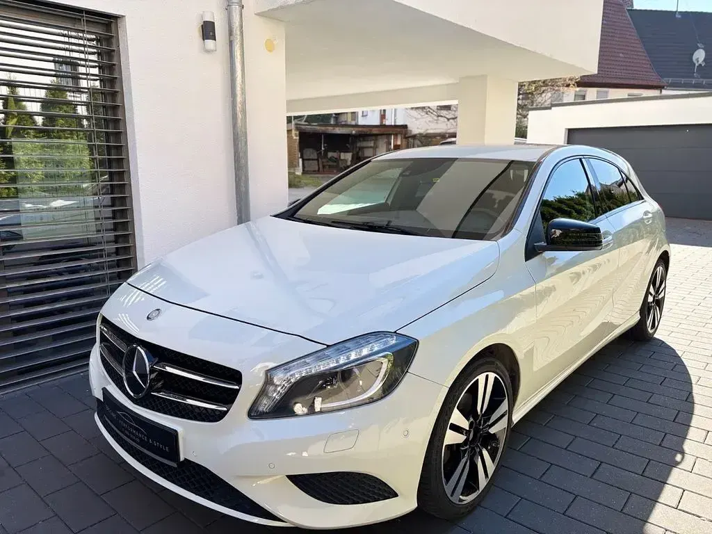 Gebraucht Mercedes A200 Urban 136 PS (100 kW) 2015 Weiß Kleinwagen