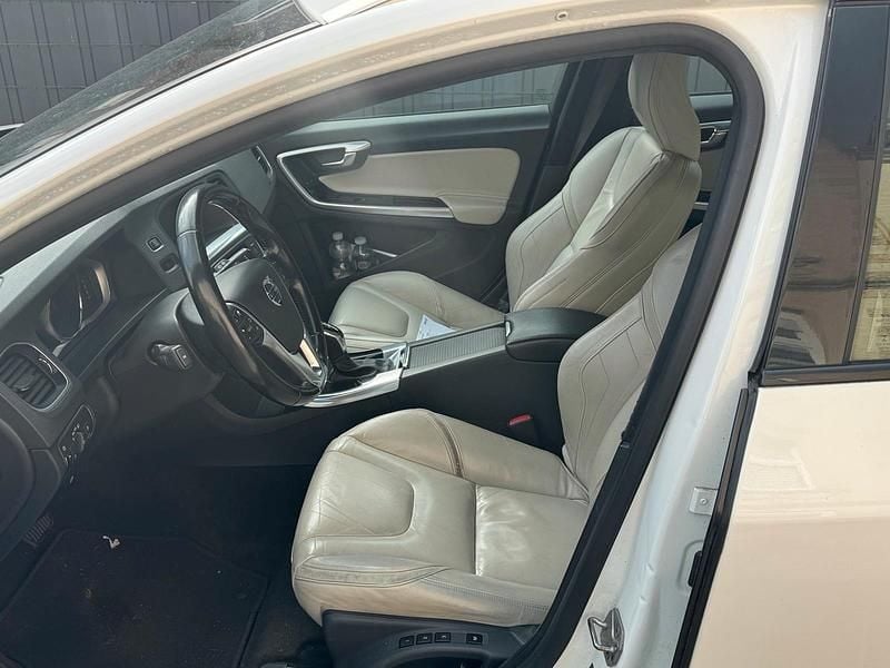 Gebraucht Volvo V60 R-Design 235 PS (172 kW) 2016 Weiß Kombi