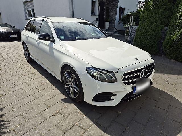 Weiß Gebraucht 2018 Mercedes E220 AMG Kombi | 26.200 € (Fairer Preis) - Bild 1/4