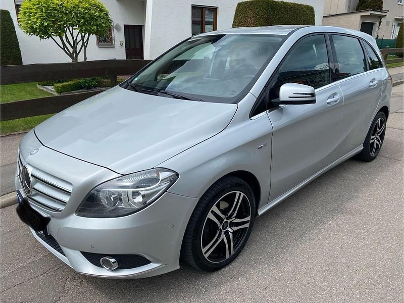 Silber Gebraucht 2012 Mercedes B180 Van / Kleinbus | 7.299 € (Guter Preis) - Bild 1/4
