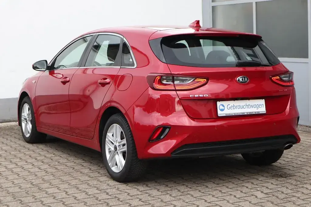 Gebraucht Kia Ceed Vision 99 PS (72 kW) 2018 Rot Kleinwagen