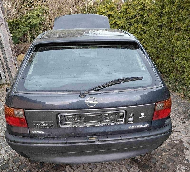 Gebraucht Opel Astra 75 PS (55 kW) 1997 Schwarz Limousine