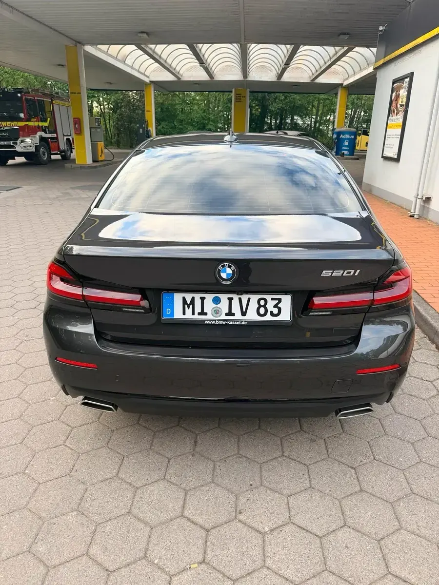 Gebraucht BMW 520 197 PS (144 kW) 2023 Grau Limousine