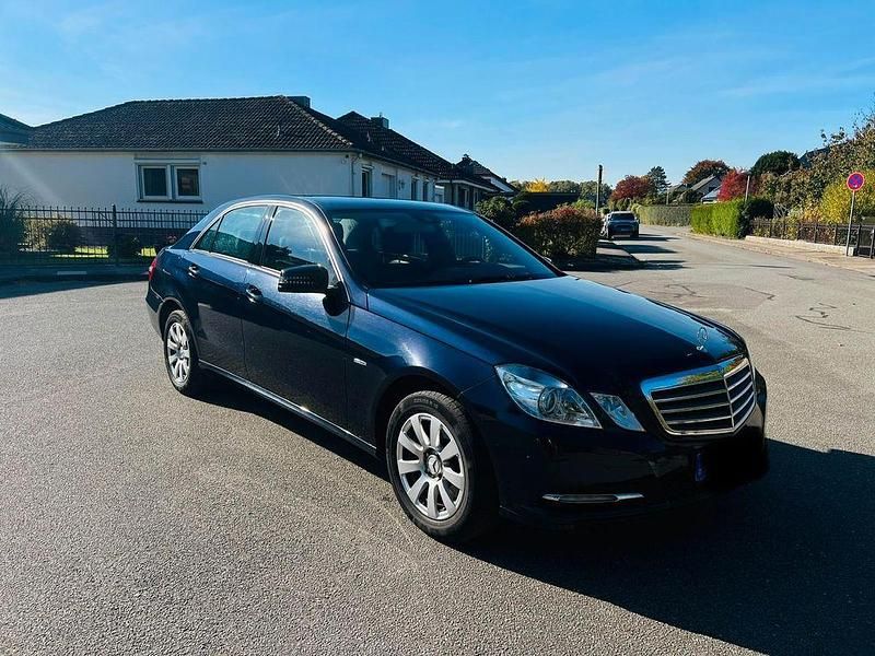Blau Gebraucht 2011 Mercedes E350 Limousine | 8.800 € (Superpreis) - Bild 1/4