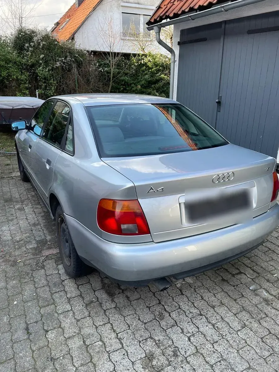 Używany Audi A4 125 KM (91 kW) 1995 Srebrny Sedan/Limuzyna
