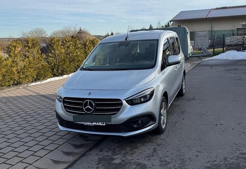 Silber Gebraucht 2022 Mercedes 180 Progressive Limousine | 23.500 € (Superpreis) - Bild 1/4