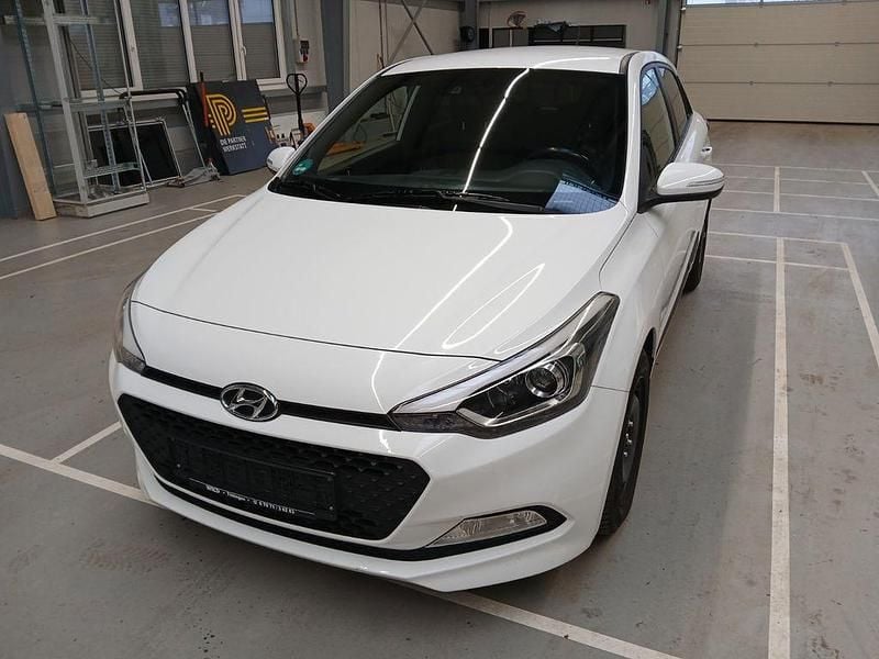 Weiß Gebraucht 2016 Hyundai i20 Limousine | 7.400 € (Fairer Preis) - Bild 1/4