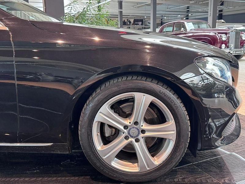 Używany Mercedes E220 Avantgarde 194 KM (142 kW) 2017 Czarny Sedan/Limuzyna