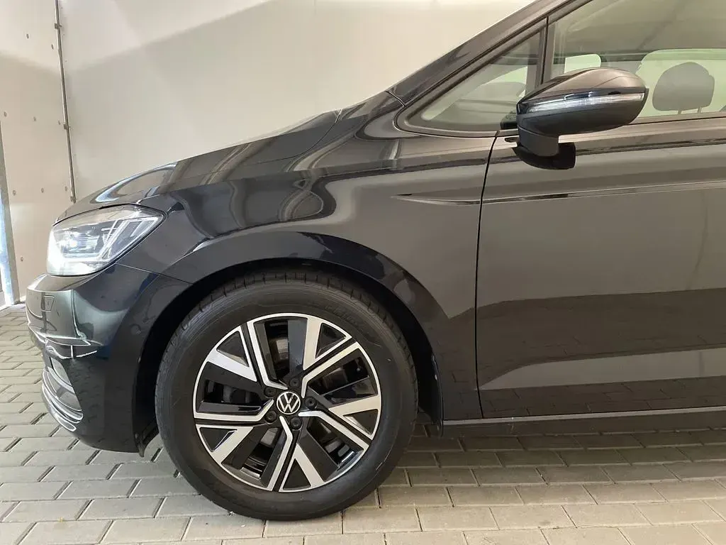 Gebraucht VW Touran Active 122 PS (89 kW) 2023 Schwarz Van / Kleinbus
