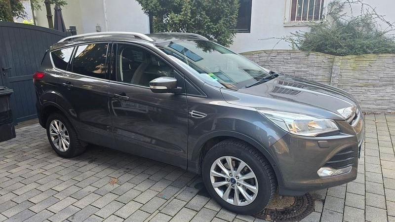 Gebraucht Ford Kuga Titanium 150 PS (110 kW) 2016 Grau SUV