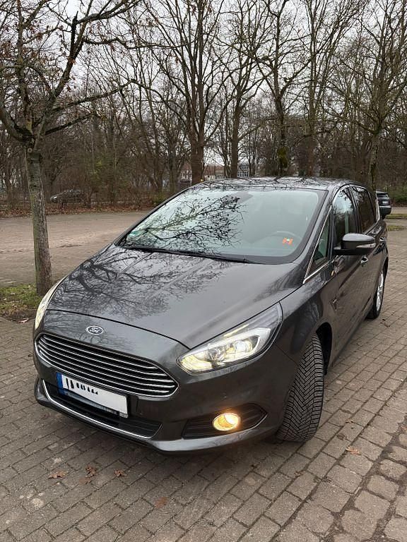 Gebraucht Ford S-MAX Titanium 241 PS (177 kW) 2017 Grau Van / Kleinbus