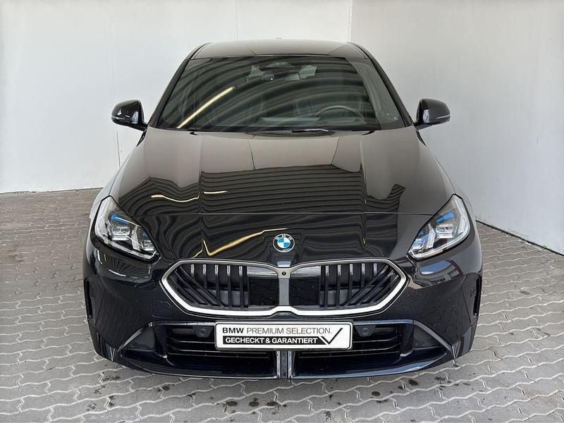 Saphirschwarz met. Gebraucht 2024 BMW 120 M Sport Kleinwagen | 36.940 € (Fairer Preis) - Bild 1/4