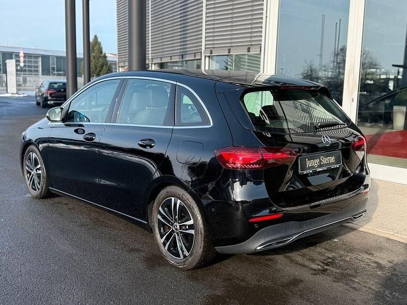 Gebraucht Mercedes B200 Progressive 163 PS (119 kW) 2024 Unilack nachtschwarz Van / Kleinbus
