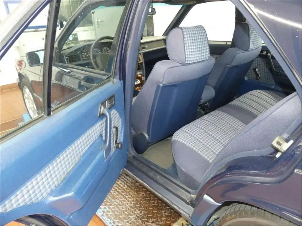 Gebraucht Mercedes 190 160 PS (117 kW) 1992 Blau Limousine