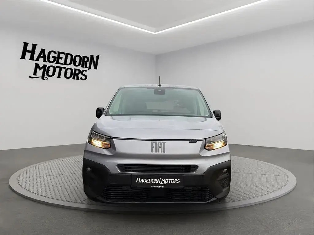 Neu Fiat Doblò 102 PS (75 kW) 2025 Grau Van / Kleinbus