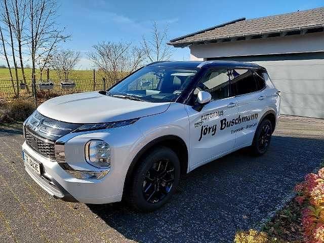 Titanweiß / pantherschwarz Gebraucht 2025 Mitsubishi Outlander P-HEV Top SUV | 53.990 € - Bild 1/4