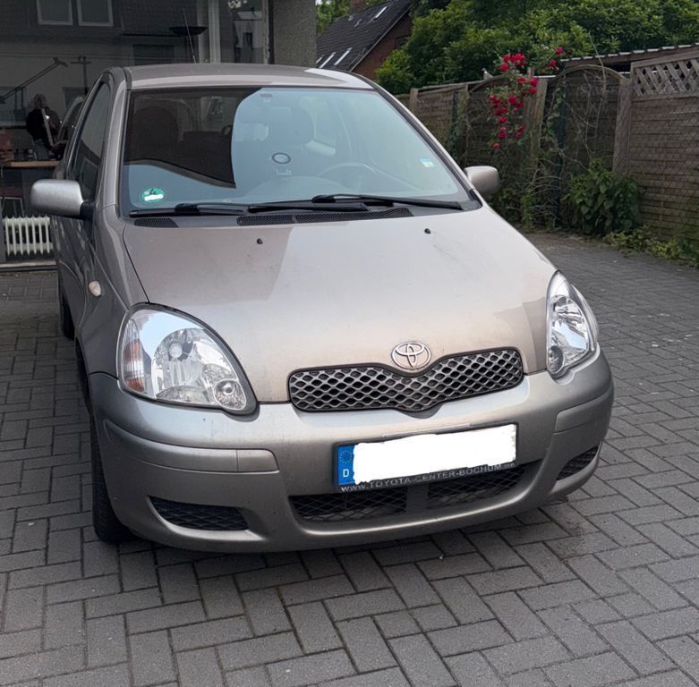 Beige Gebraucht 2004 Toyota Yaris Kleinwagen | 900 € (Fairer Preis) - Bild 1/4
