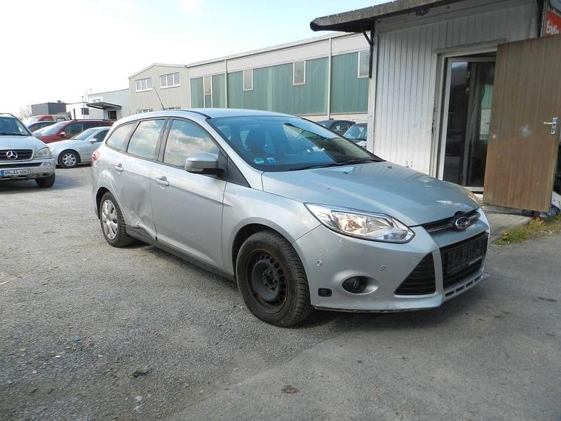 Usado Ford Focus Trend 120 CV (88 kW) 2011 Plateado Berlina