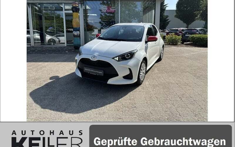 Weiß Gebraucht 2022 Toyota Yaris Limousine | 11.960 € (Guter Preis) - Bild 1/4