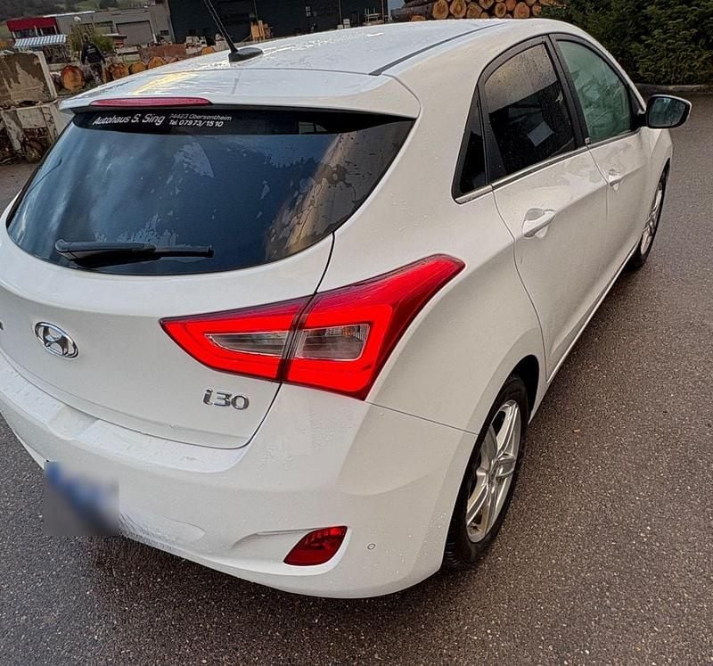 Gebraucht Hyundai i30 Passion 120 PS (88 kW) 2017 Weiß Kleinwagen