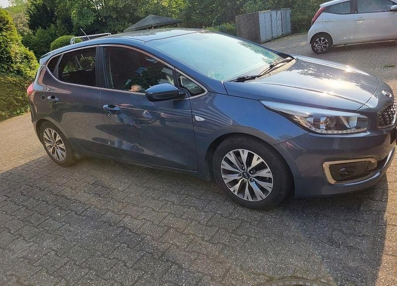 Gebraucht Kia Ceed DREAM-TEAM Edition 135 PS (99 kW) 2017 Blau Kleinwagen