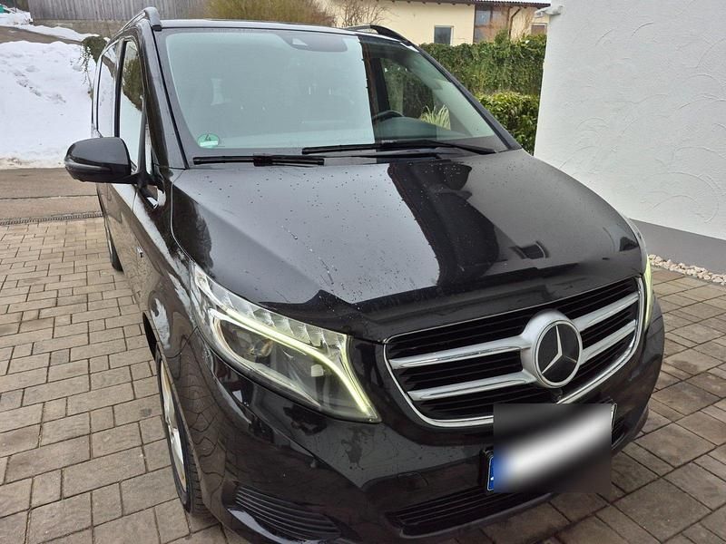 Schwarz Gebraucht 2017 Mercedes V250 Van / Kleinbus | 30.999 € (Etwas zu teuer) - Bild 1/4