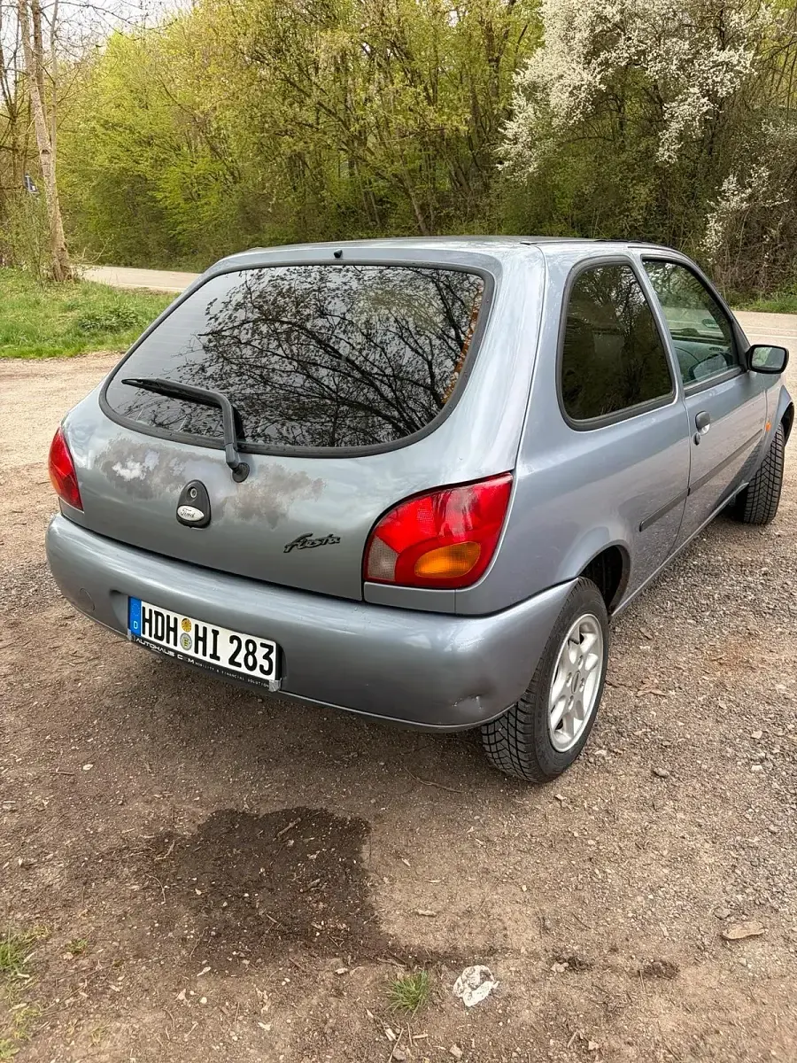 Używany Ford Fiesta 60 KM (44 kW) 1997 Srebrny Hatchback