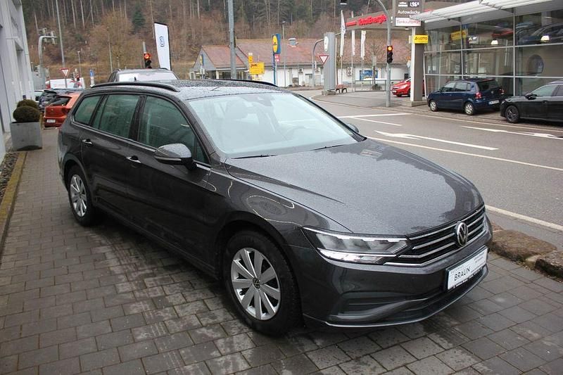 Gebraucht VW Passat 150 PS (110 kW) 2022 Grau Kombi