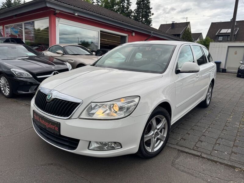 Weiß Gebraucht 2012 Skoda Octavia Ambition Kombi | 10.999 € (Fairer Preis) - Bild 1/4