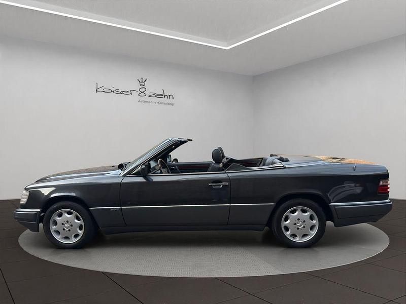 Gebraucht Mercedes E220 Classic 150 PS (110 kW) 1994 Schwarz Cabrio